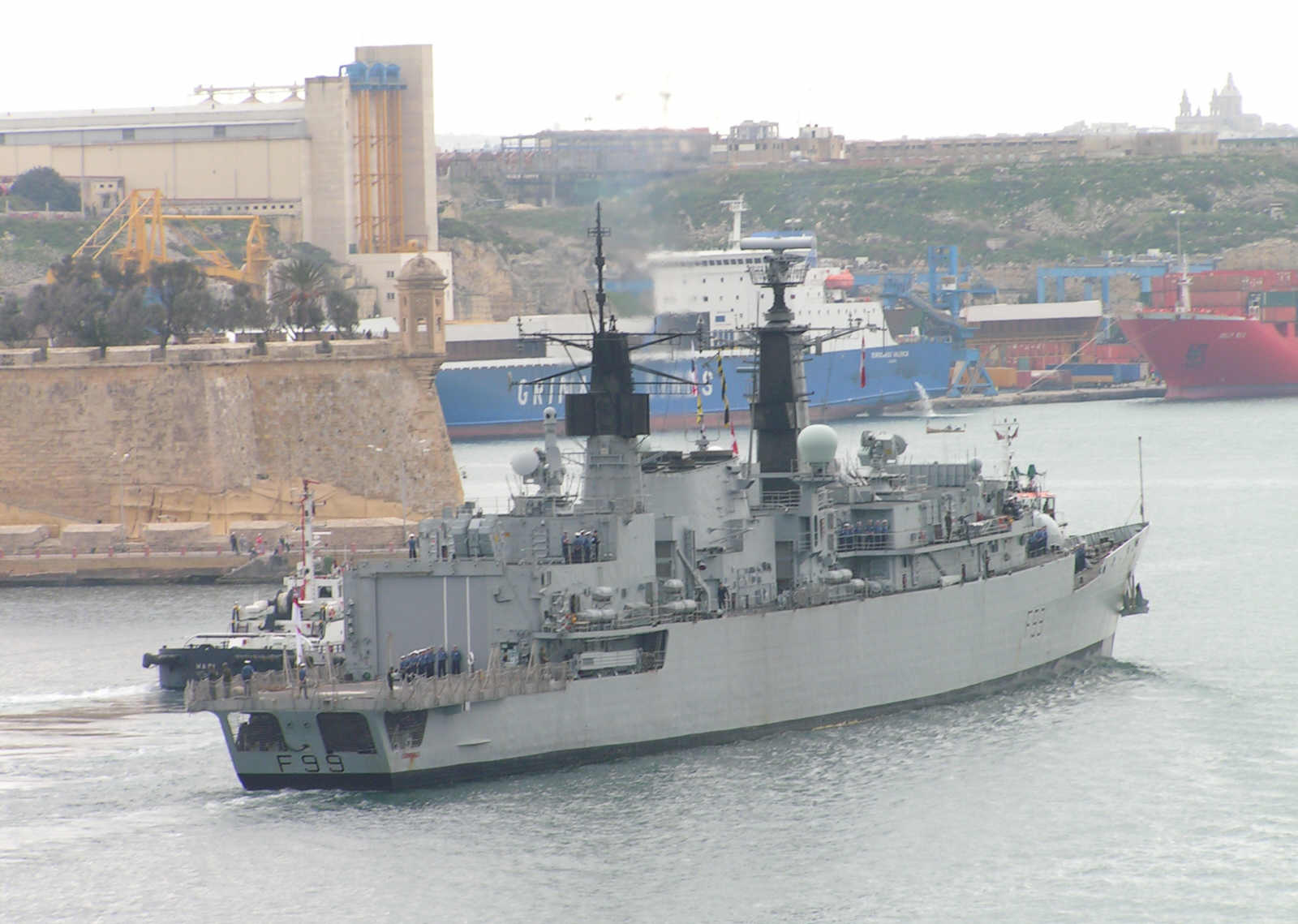 A Cornwall passando em frente a Sanglea Point em 7 de fevereiro de 2002. (foto: ?)